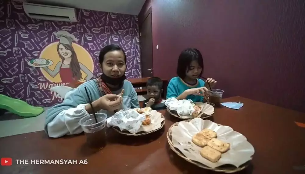 Ashanty turun ke jalanan berbagi rezeki © 2021 brilio.net YouTube Ashanty turun ke jalanan berbagi rezeki © 2021 brilio.net YouTube