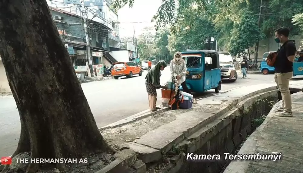 Ashanty turun ke jalanan berbagi rezeki © 2021 brilio.net YouTube Ashanty turun ke jalanan berbagi rezeki © 2021 brilio.net YouTube