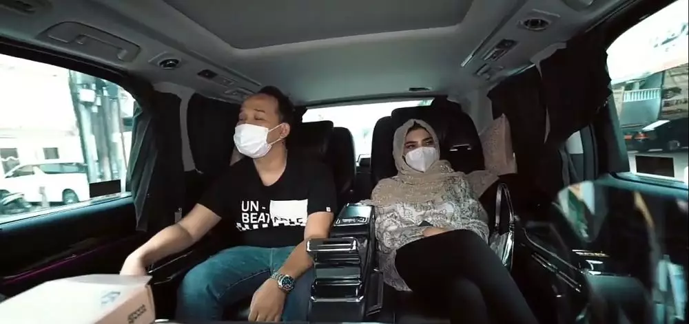 Ashanty turun ke jalanan berbagi rezeki © 2021 brilio.net YouTube Ashanty turun ke jalanan berbagi rezeki © 2021 brilio.net YouTube