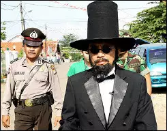 penampilan seleb perankan mr money © berbagai sumber penampilan seleb perankan mr money © berbagai sumber