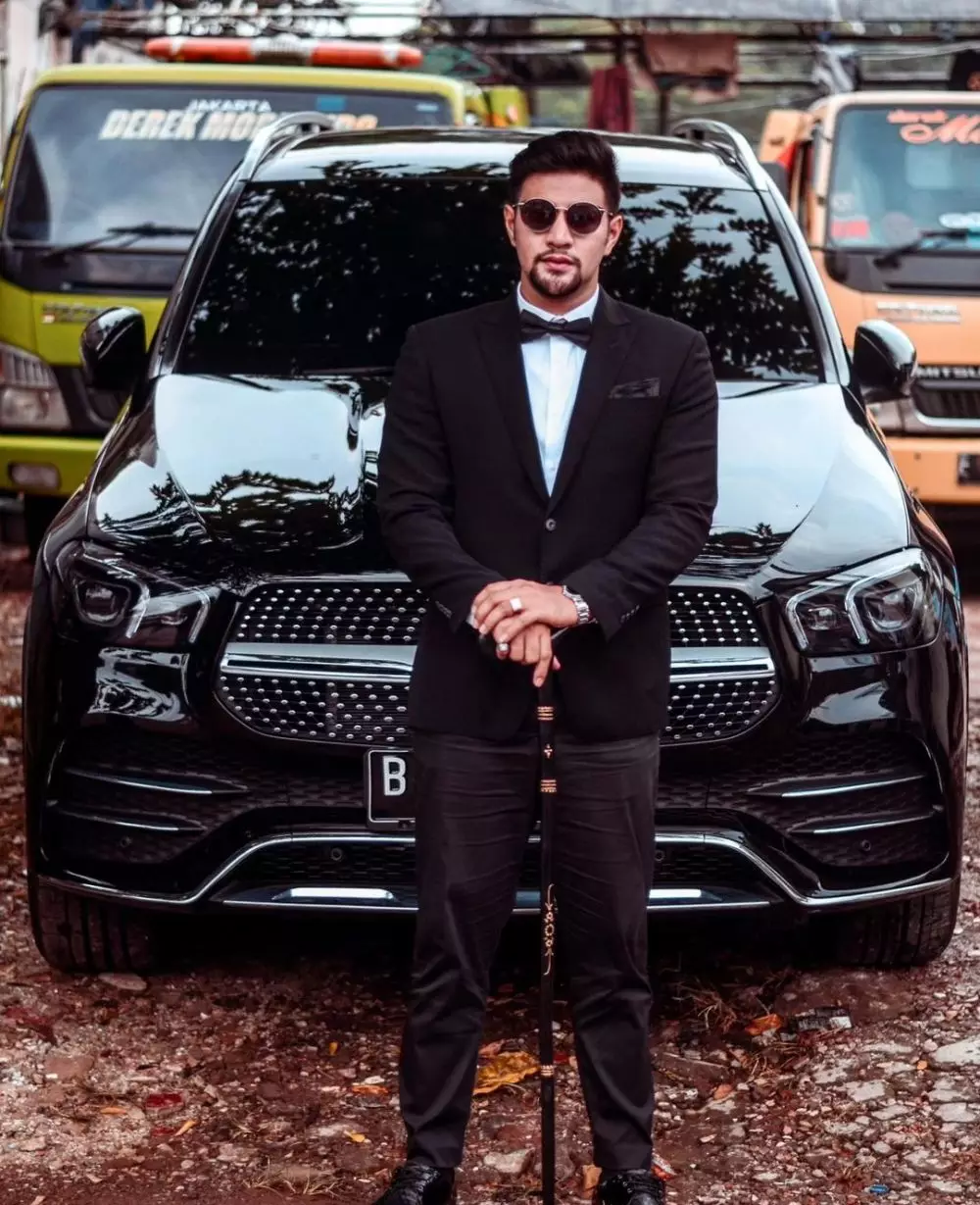 penampilan seleb perankan mr money © berbagai sumber penampilan seleb perankan mr money © berbagai sumber