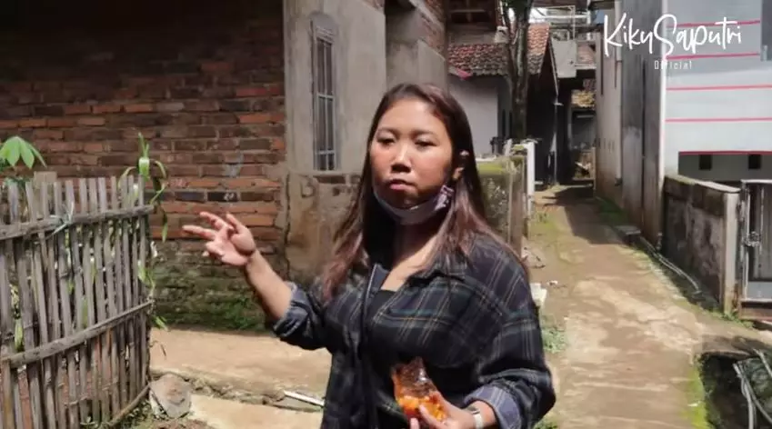 rumah orang tua Kiky Saputri © 2021 YouTube