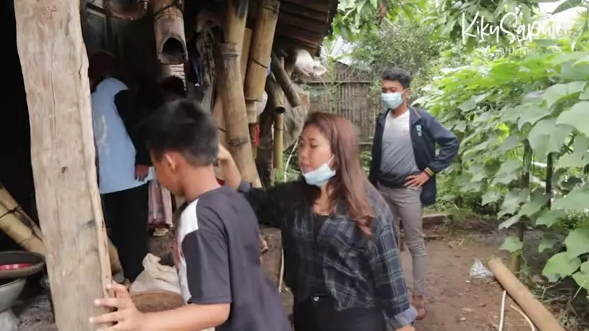 rumah orang tua Kiky Saputri © 2021 YouTube