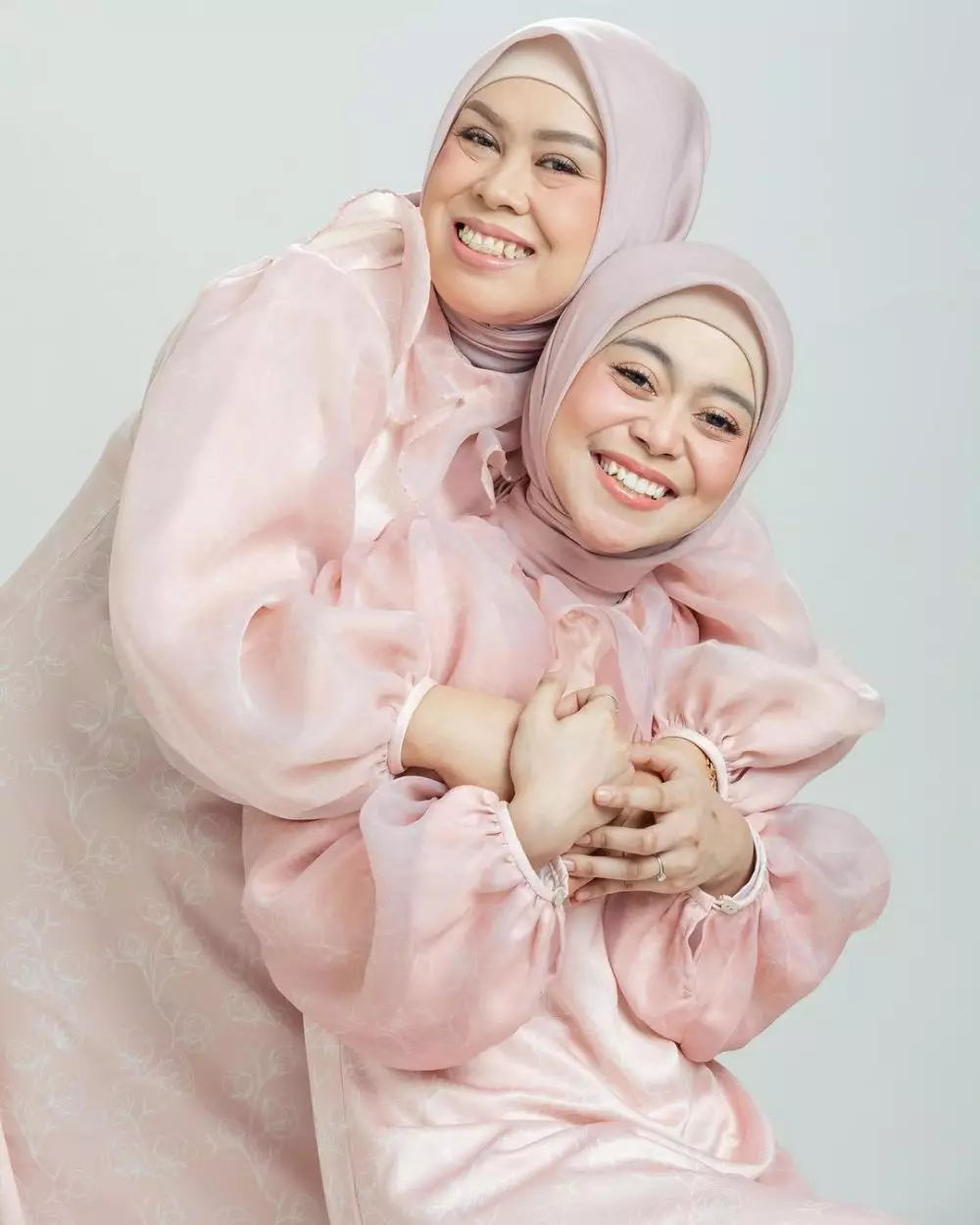 Lesty dan ibu outfit kembar © 2021 berbagai sumber