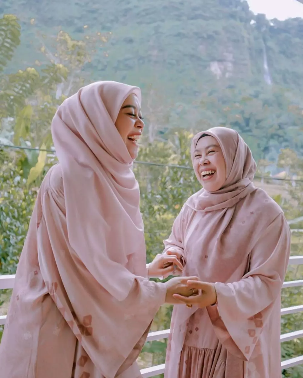 Lesty dan ibu outfit kembar © 2021 berbagai sumber