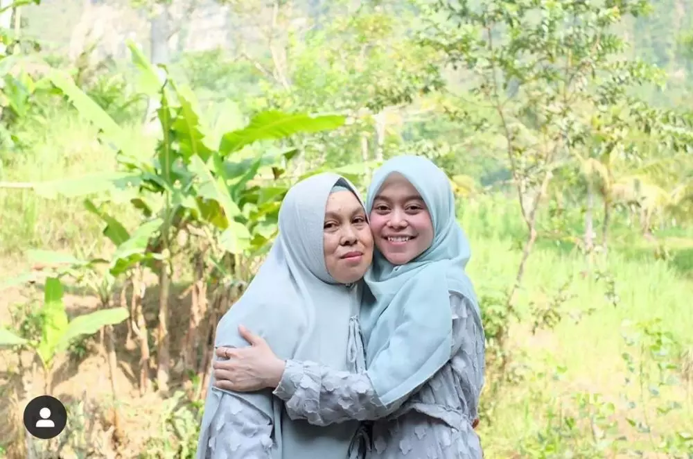 Lesty dan ibu outfit kembar © 2021 berbagai sumber