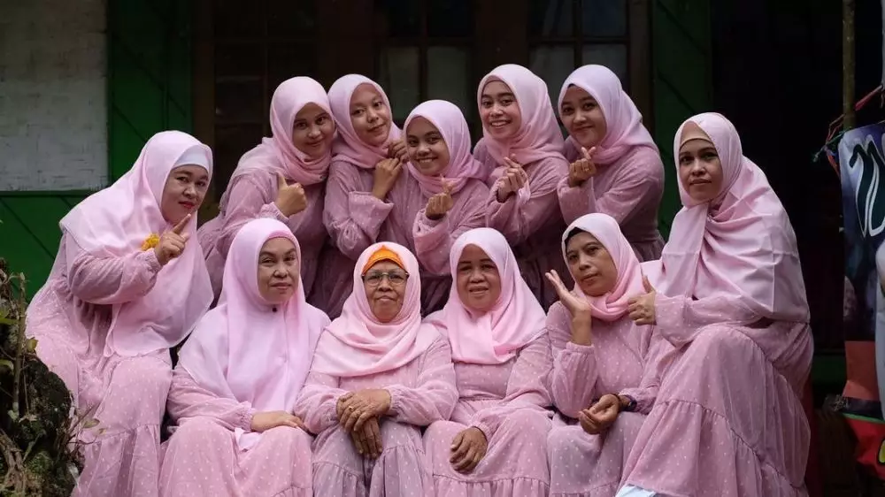 Lesty dan ibu outfit kembar © 2021 berbagai sumber