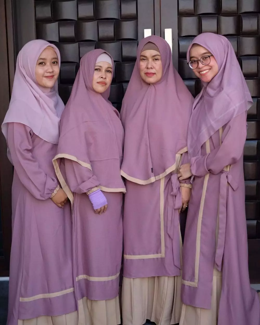 Lesty dan ibu outfit kembar © 2021 berbagai sumber