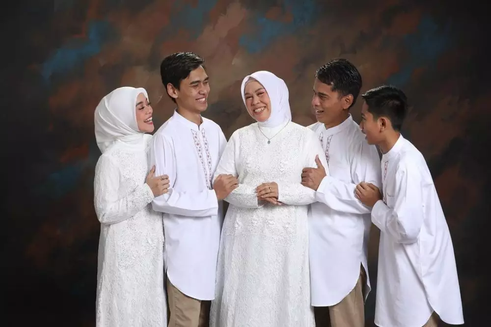 Lesty dan ibu outfit kembar © 2021 berbagai sumber