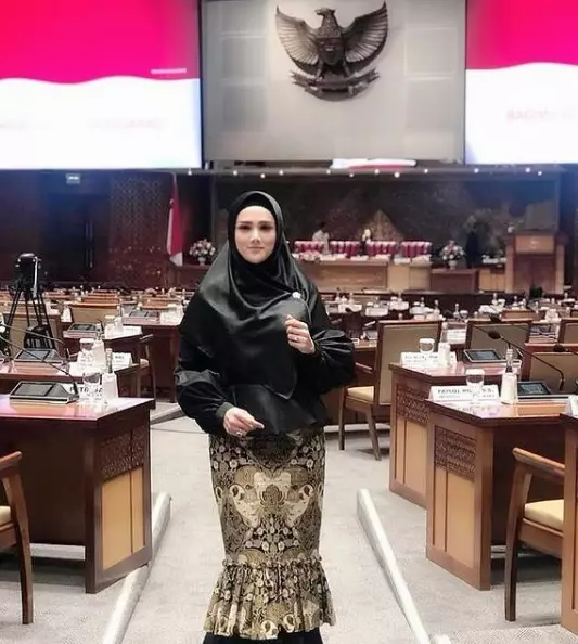 busana seleb cantik di DPR © 2021 brilio.net