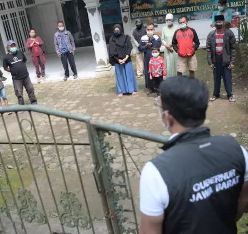 Momen Ridwan Kamil bagi-bagi bantuan © Instagram/@ridwankamil Momen Ridwan Kamil bagi-bagi bantuan © Instagram/@ridwankamil