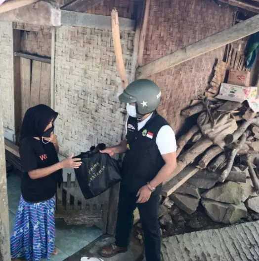 Momen Ridwan Kamil bagi-bagi bantuan © Instagram/@ridwankamil Momen Ridwan Kamil bagi-bagi bantuan © Instagram/@ridwankamil