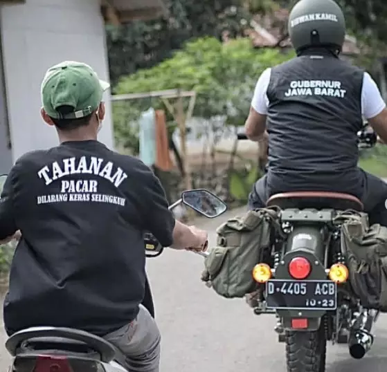 Momen Ridwan Kamil bagi-bagi bantuan © Instagram/@ridwankamil Momen Ridwan Kamil bagi-bagi bantuan © Instagram/@ridwankamil