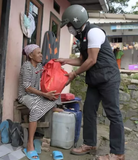 Momen Ridwan Kamil bagi-bagi bantuan © Instagram/@ridwankamil Momen Ridwan Kamil bagi-bagi bantuan © Instagram/@ridwankamil