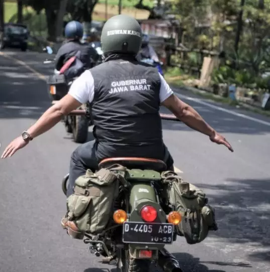 Momen Ridwan Kamil bagi-bagi bantuan © Instagram/@ridwankamil Momen Ridwan Kamil bagi-bagi bantuan © Instagram/@ridwankamil