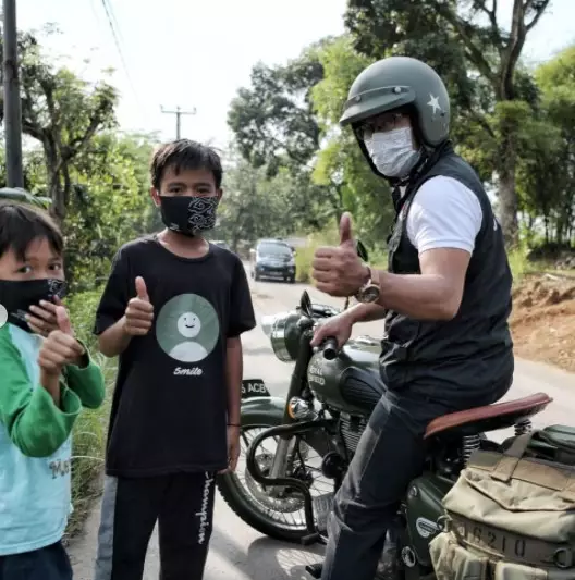 Momen Ridwan Kamil bagi-bagi bantuan © Instagram/@ridwankamil Momen Ridwan Kamil bagi-bagi bantuan © Instagram/@ridwankamil