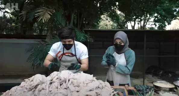 Momen Atta & Aurel masak 200 ekor ayam © YouTube/Atta Halilintar
