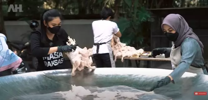 Momen Atta & Aurel masak 200 ekor ayam © YouTube/Atta Halilintar