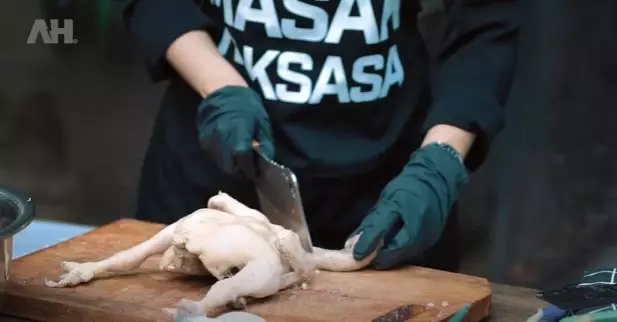 Momen Atta & Aurel masak 200 ekor ayam © YouTube/Atta Halilintar