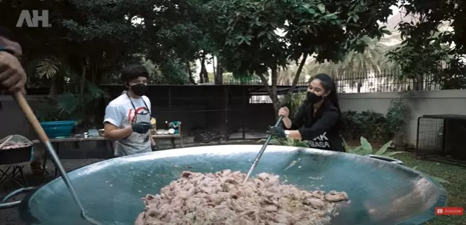 Momen Atta & Aurel masak 200 ekor ayam © YouTube/Atta Halilintar