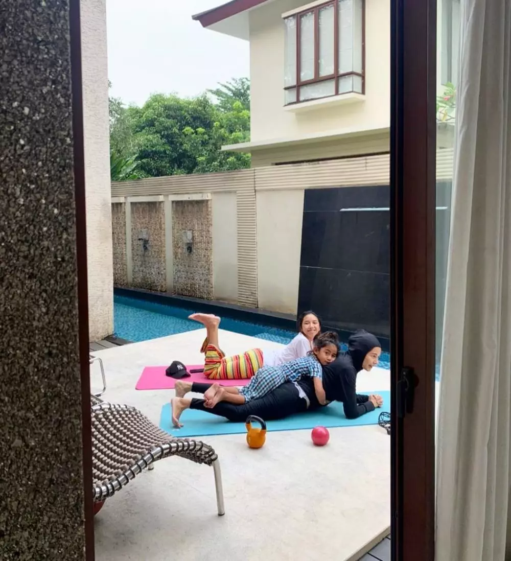 pesinetron 2000-an olahraga bareng anak © 2021 brilio.net