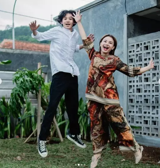 Potret kebersamaan Rossa dan putranya © Instagram/@itsrossa910