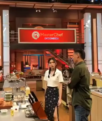 Isyana Sarasvati di MasterChef © 2021 brilio.net Isyana Sarasvati di MasterChef © 2021 brilio.net