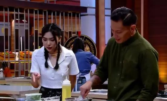 Isyana Sarasvati di MasterChef © 2021 brilio.net Isyana Sarasvati di MasterChef © 2021 brilio.net