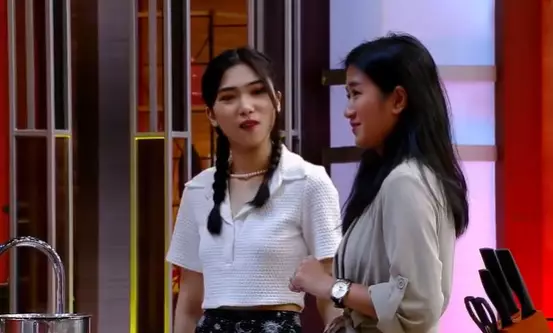 Isyana Sarasvati di MasterChef © 2021 brilio.net Isyana Sarasvati di MasterChef © 2021 brilio.net