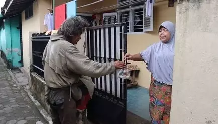 Kisah kakek penjual kerupuk © Instagram/@kitabisa.com