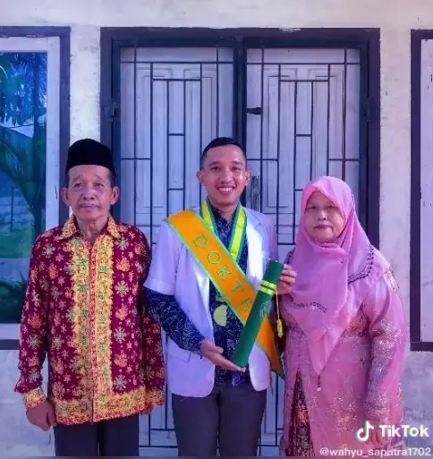 Kisah anak penjual nasi jadi dokter © TikTok/@wahyu_saputra1702