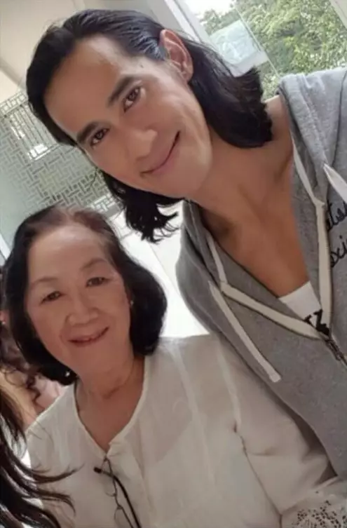 Momen kenangan Ade Rai bareng ibunya © 2021 brilio.net Momen kenangan Ade Rai bareng ibunya © 2021 brilio.net