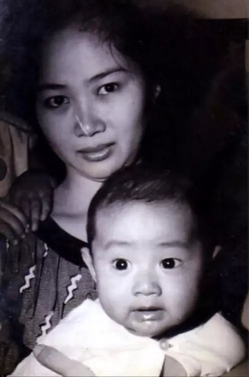 Momen kenangan Ade Rai bareng ibunya © 2021 brilio.net Momen kenangan Ade Rai bareng ibunya © 2021 brilio.net