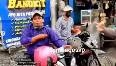 Aksi polisi bagi berkah ke pedagang dan supir © Instagram/@lambegosiip Aksi polisi bagi berkah ke pedagang dan supir © Instagram/@lambegosiip