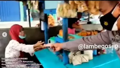 Aksi polisi bagi berkah ke pedagang dan supir © Instagram/@lambegosiip Aksi polisi bagi berkah ke pedagang dan supir © Instagram/@lambegosiip