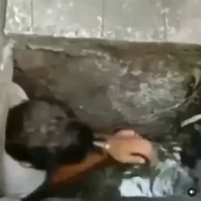 Pria merangkak dalam selokan ambil paku bekas untuk dijual © Instagram/@infojkt24