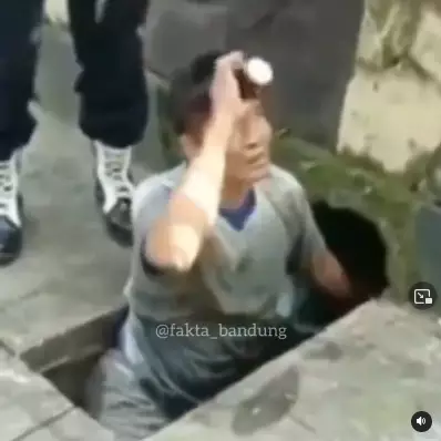 Pria merangkak dalam selokan ambil paku bekas untuk dijual © Instagram/@infojkt24