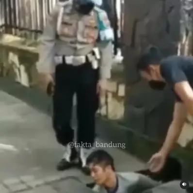 Pria merangkak dalam selokan ambil paku bekas untuk dijual © Instagram/@infojkt24