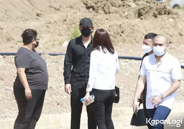 Momen Billy Syahputra di pemakaman Ibunda Amanda Manopo dari berbagai sumber