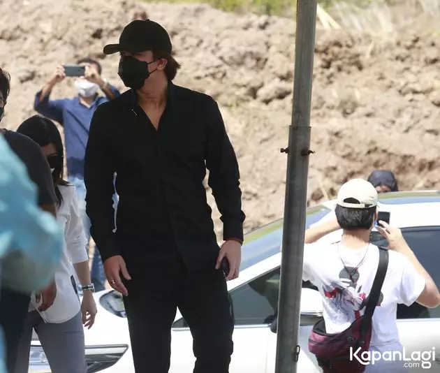 Momen Billy Syahputra di pemakaman Ibunda Amanda Manopo dari berbagai sumber