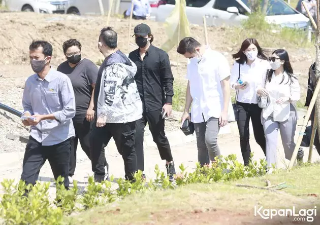 Momen Billy Syahputra di pemakaman Ibunda Amanda Manopo dari berbagai sumber