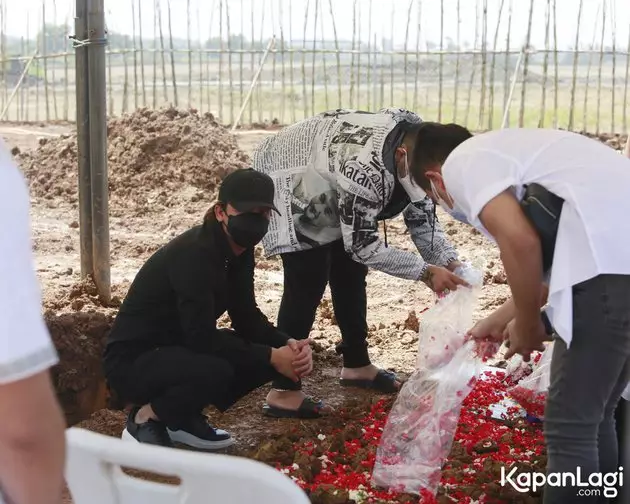 Momen Billy Syahputra di pemakaman Ibunda Amanda Manopo dari berbagai sumber