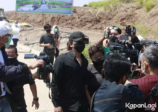 Momen Billy Syahputra di pemakaman Ibunda Amanda Manopo dari berbagai sumber