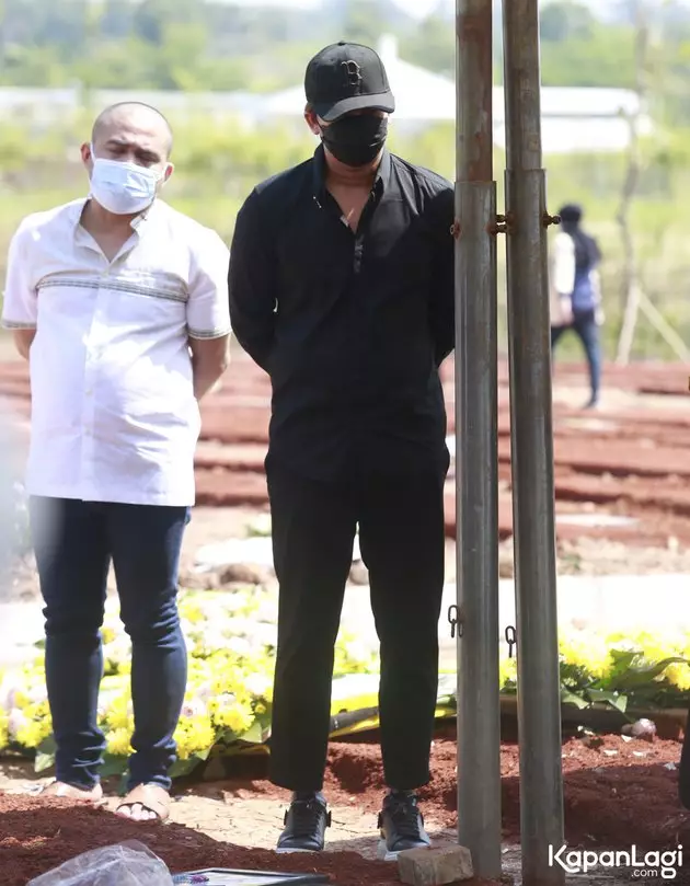 Momen Billy Syahputra di pemakaman Ibunda Amanda Manopo dari berbagai sumber