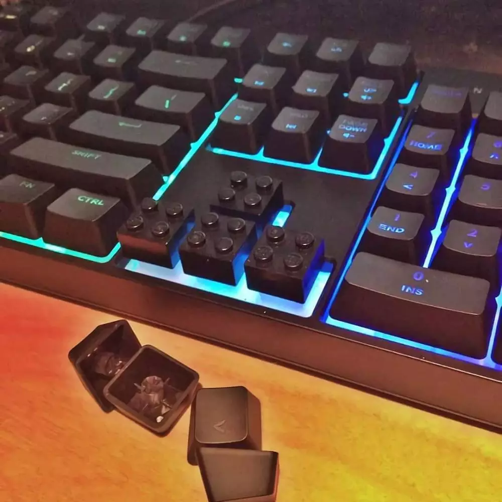 pakai barang rusak absurd © 2021 1cak.com pakai barang rusak absurd © 2021 1cak.com