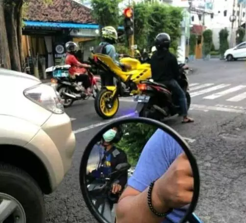 aksi pengendara motor lucu abis © 2021 instagram.com