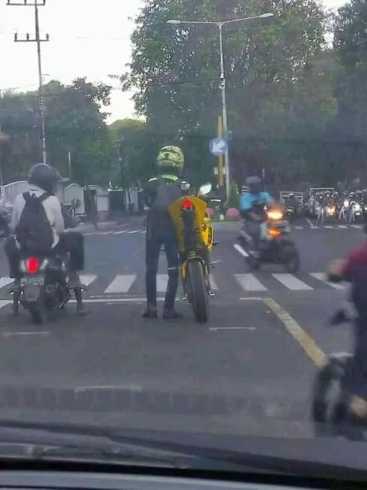 aksi pengendara motor lucu abis © 2021 instagram.com