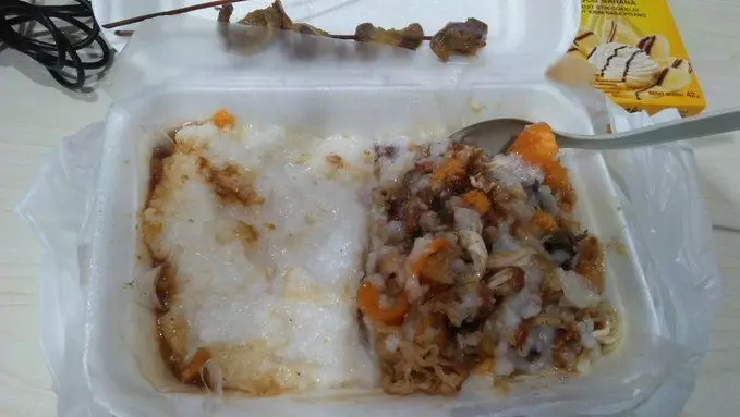 makan bubur nyeleneh © 2021 berbagai sumber