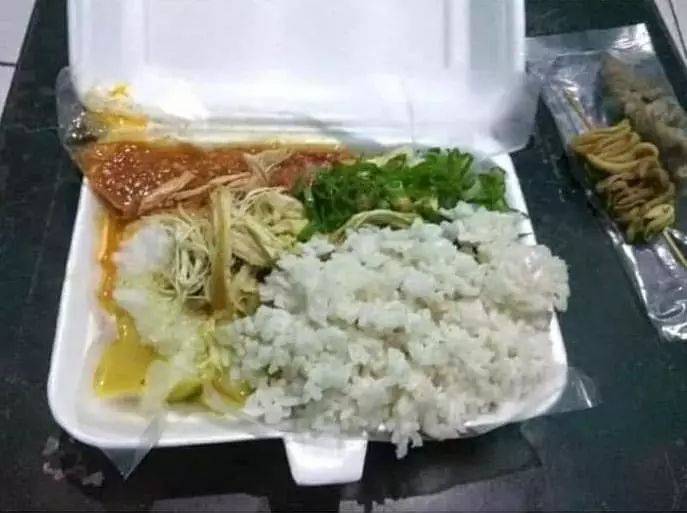 makan bubur nyeleneh © 2021 berbagai sumber