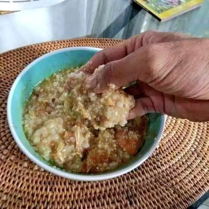 makan bubur nyeleneh © 2021 berbagai sumber